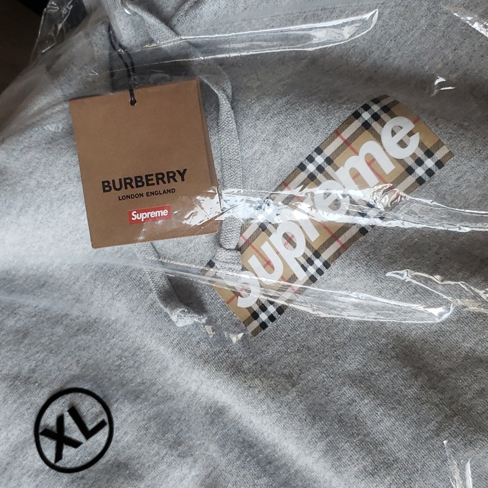 🛑SOLD🛑SOLD🛑Supreme X Burberry Box Logo Hoodie
